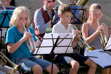 Jungbläser beim Trompete spielen