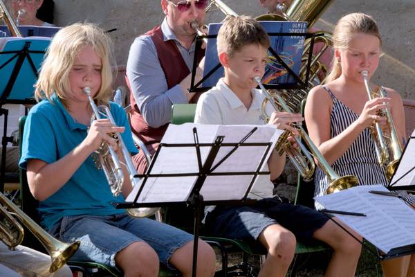 Jungbläser beim Trompete spielen