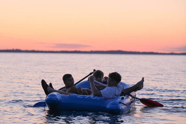 Jugendliche in einem Schlauchboot