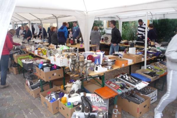 Flohmarktstand beim Straßenfest