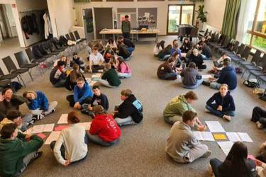 Jugendliche sitzen in Kleingruppen zusammen