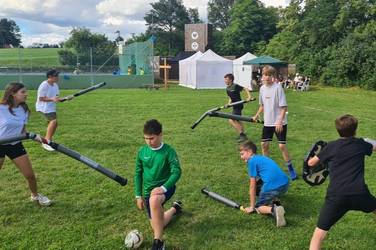 Jugendliche spielen gemeinsam