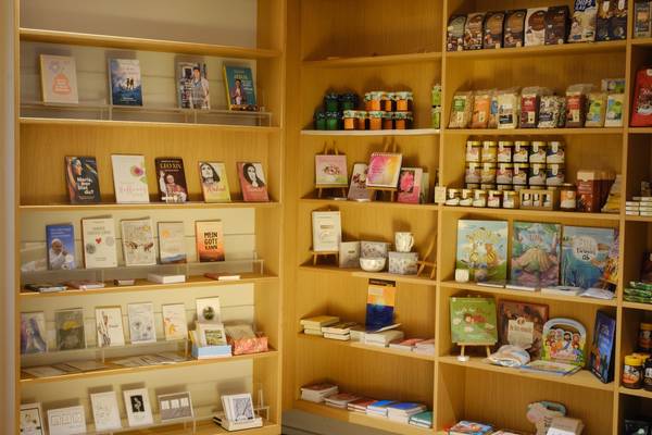 Verkaufsstand mit christlichen Büchern und Geschenken