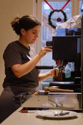 Frau bedient Kaffeemaschine