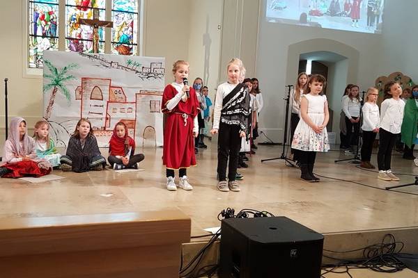 Kinder führen ein Musical auf